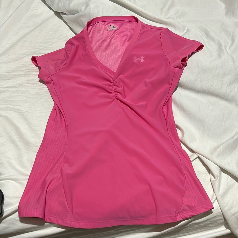 Under Armour L short sleeve hot pink fitted v neck t heat gear material euc